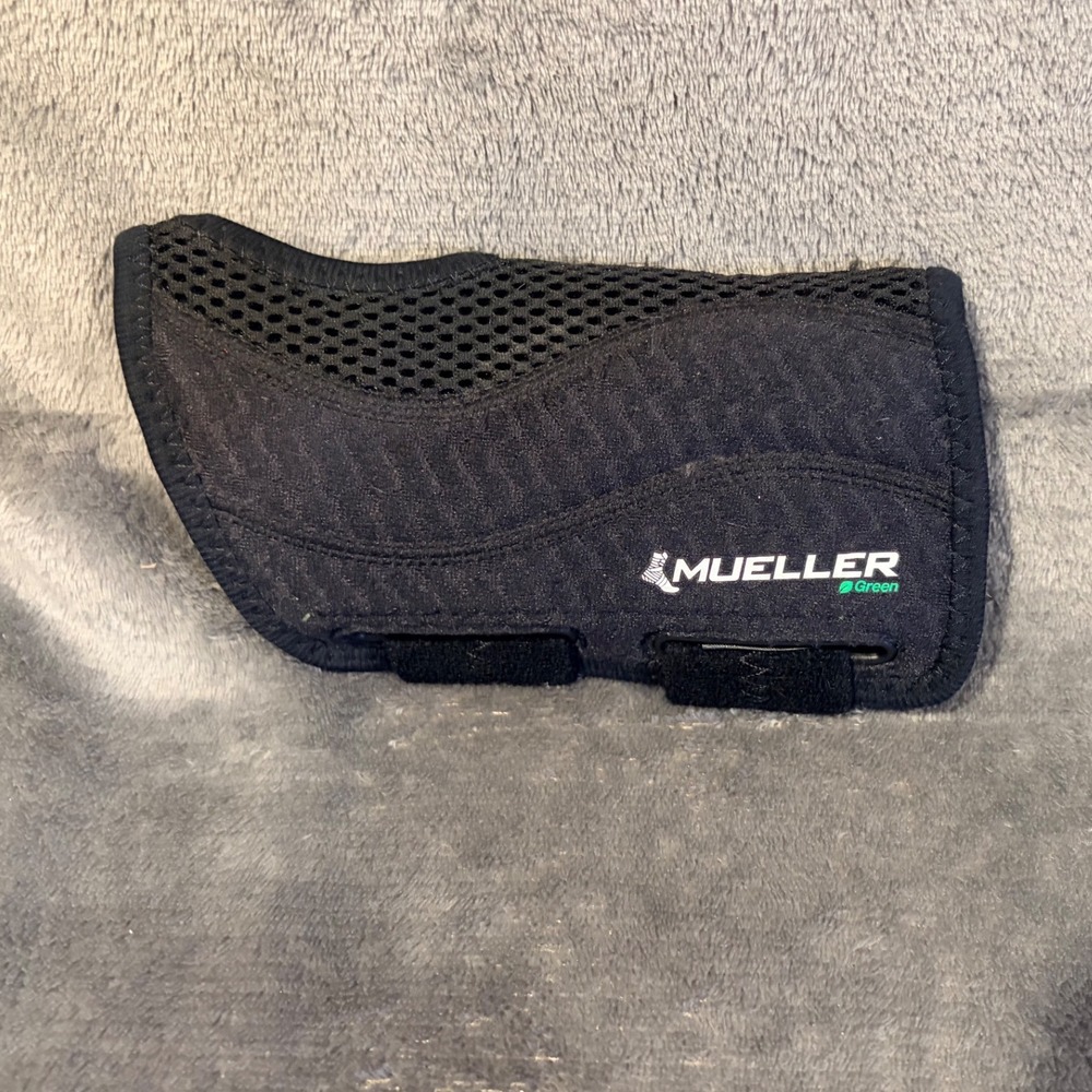 Mueller Green Fitted Wrist Brace Left Hand Black Support Adjustable Straps